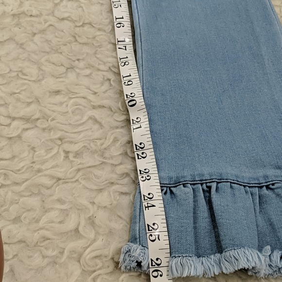 NWT ~ CUPCAKES & CASHMERE Ruffled Frayed Hem Jeans - Picture 9 of 9